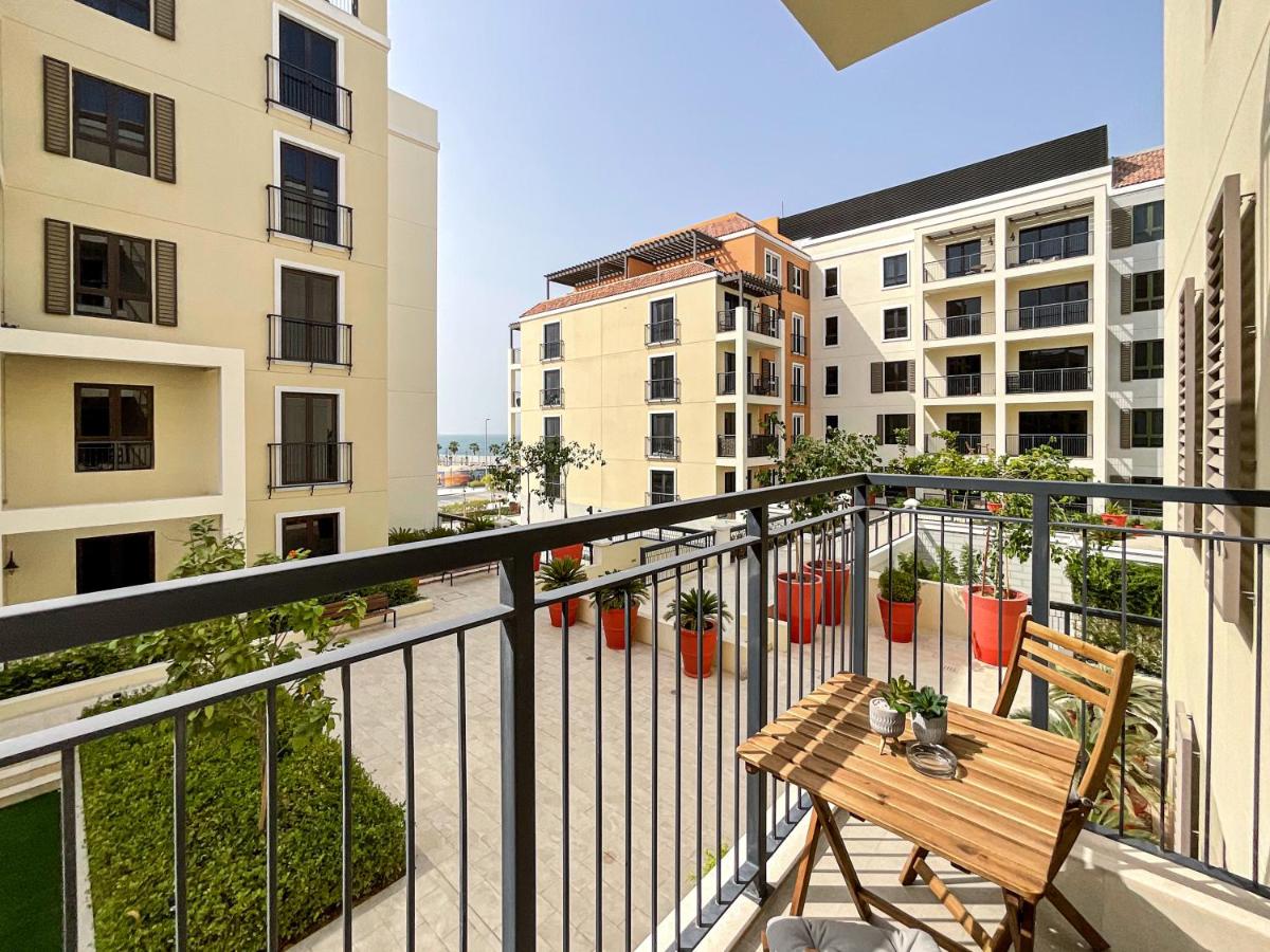 HiGuests - Stylish Apt With Stunning Beach Views and Pools