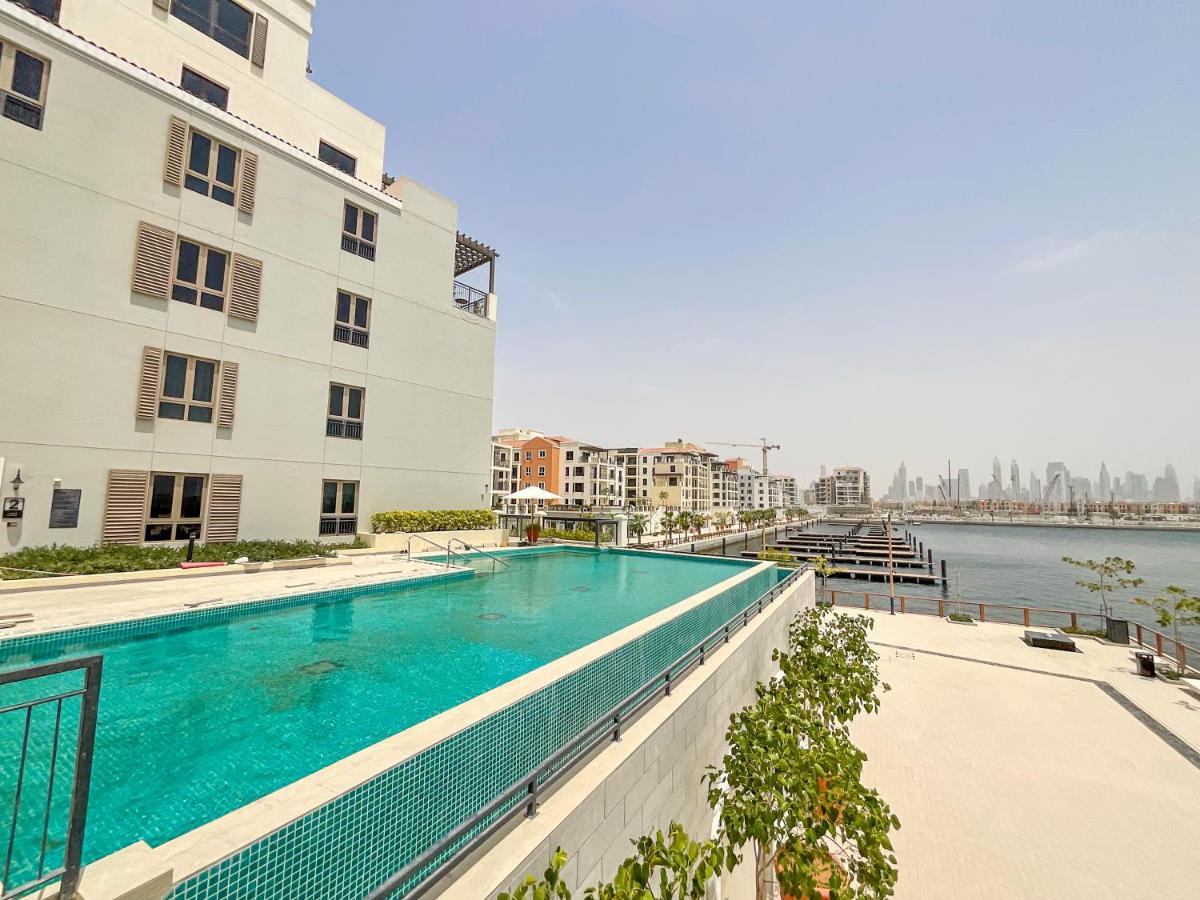 HiGuests - Stylish Apt With Stunning Beach Views and Pools