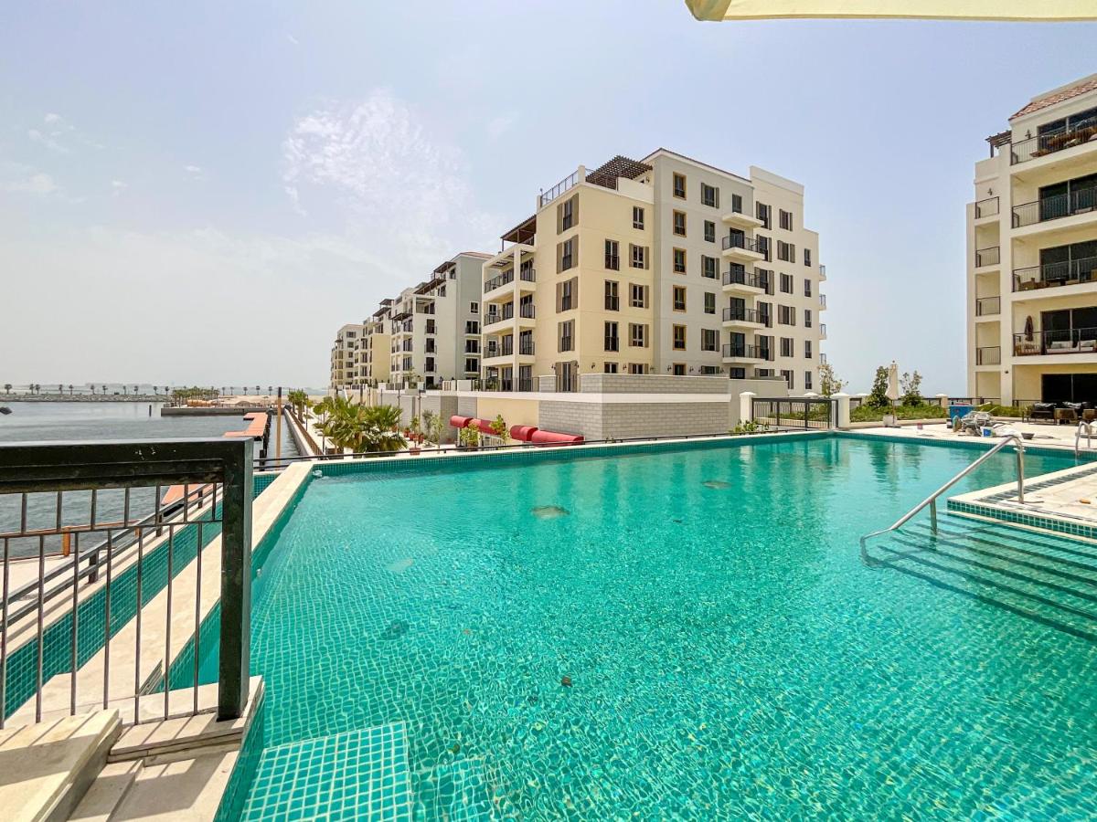 HiGuests - Stylish Apt With Stunning Beach Views and Pools