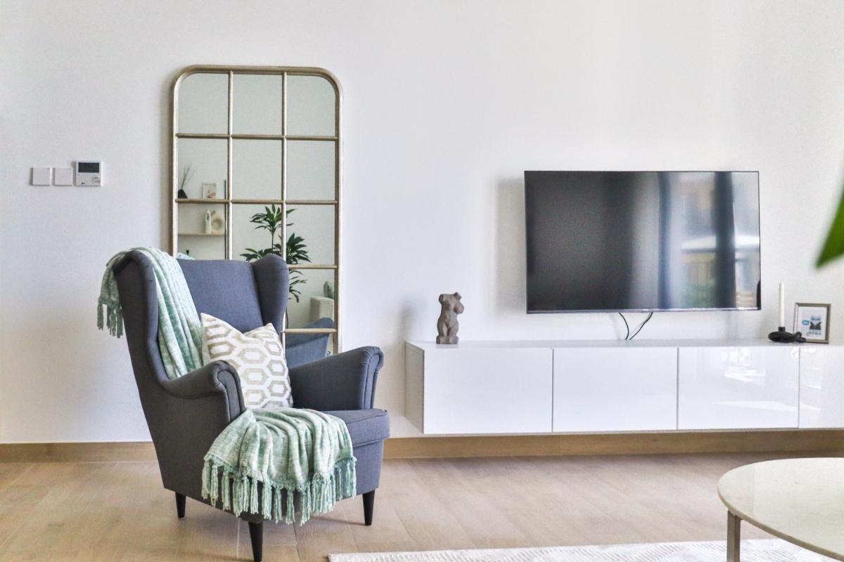 HiGuests - Stylish Apt With Stunning Beach Views and Pools