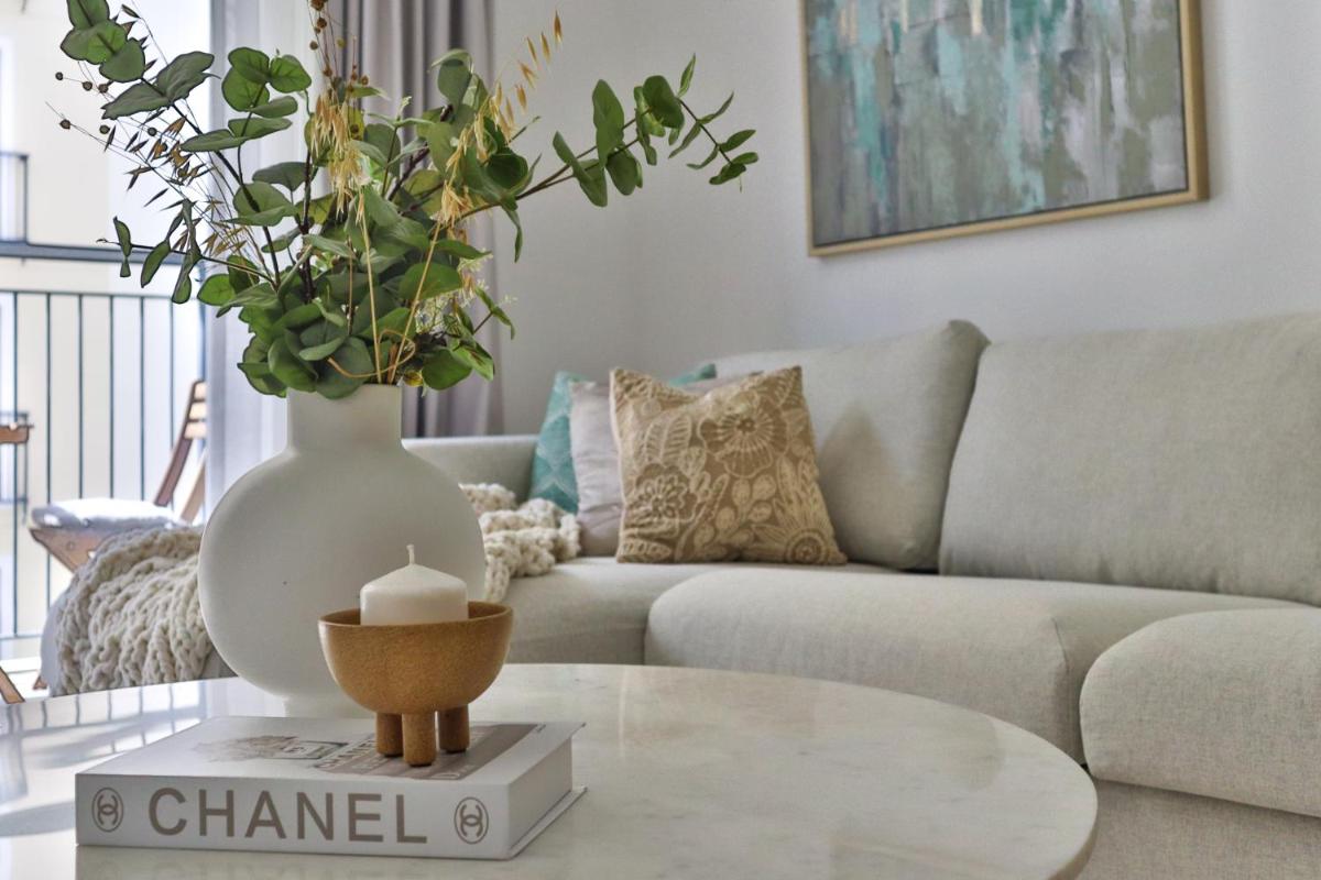 HiGuests - Stylish Apt With Stunning Beach Views and Pools