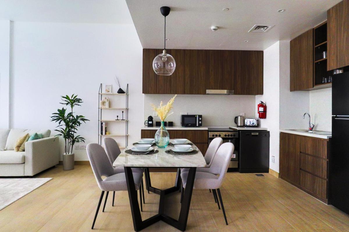 HiGuests - Stylish Apt With Stunning Beach Views and Pools