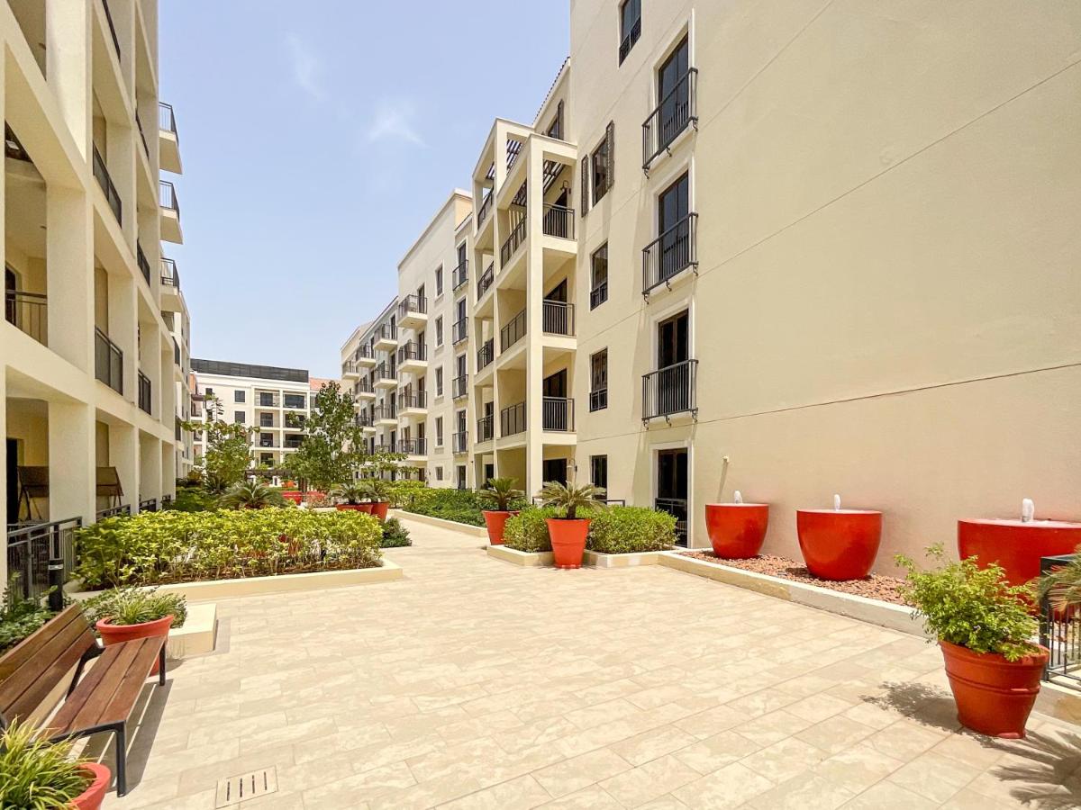 HiGuests - Stylish Apt With Stunning Beach Views and Pools