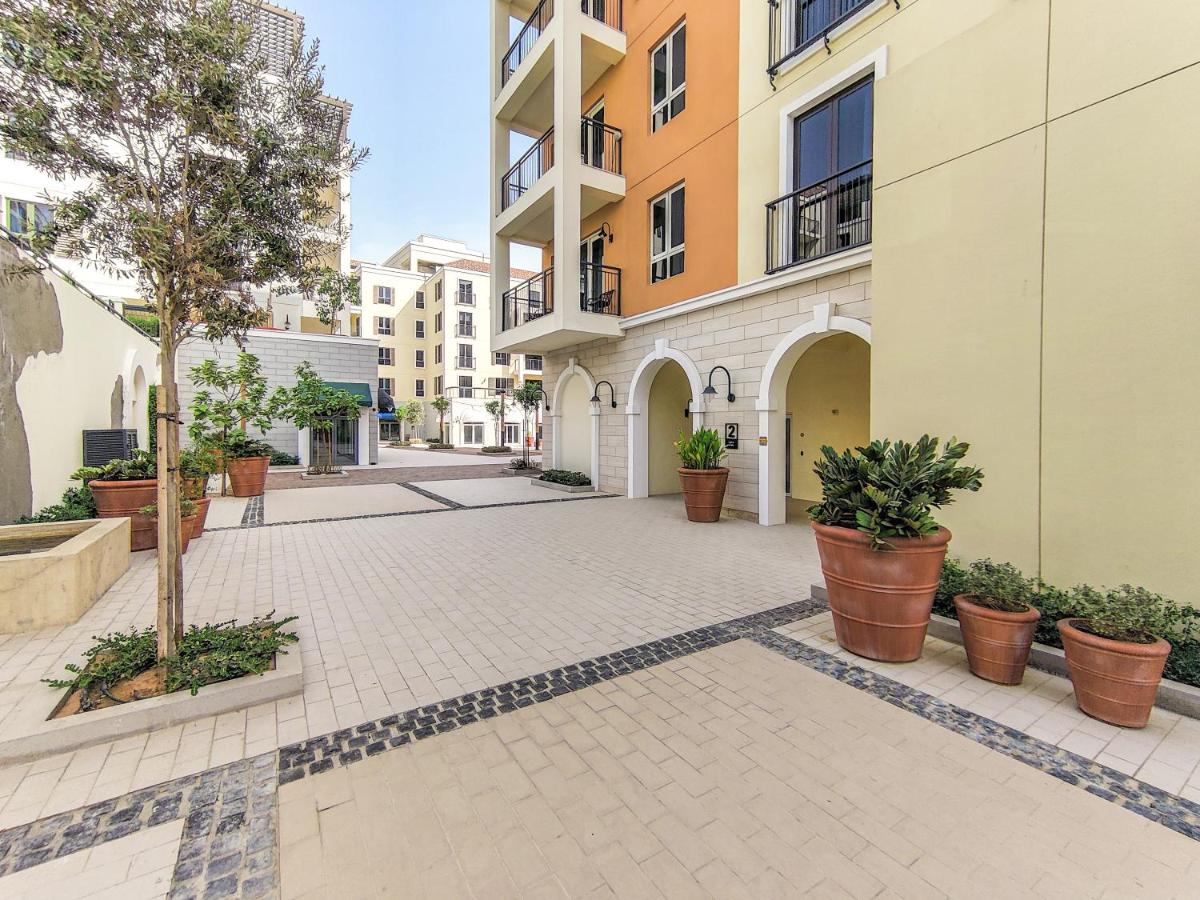 HiGuests - Stylish Apt With Stunning Beach Views and Pools