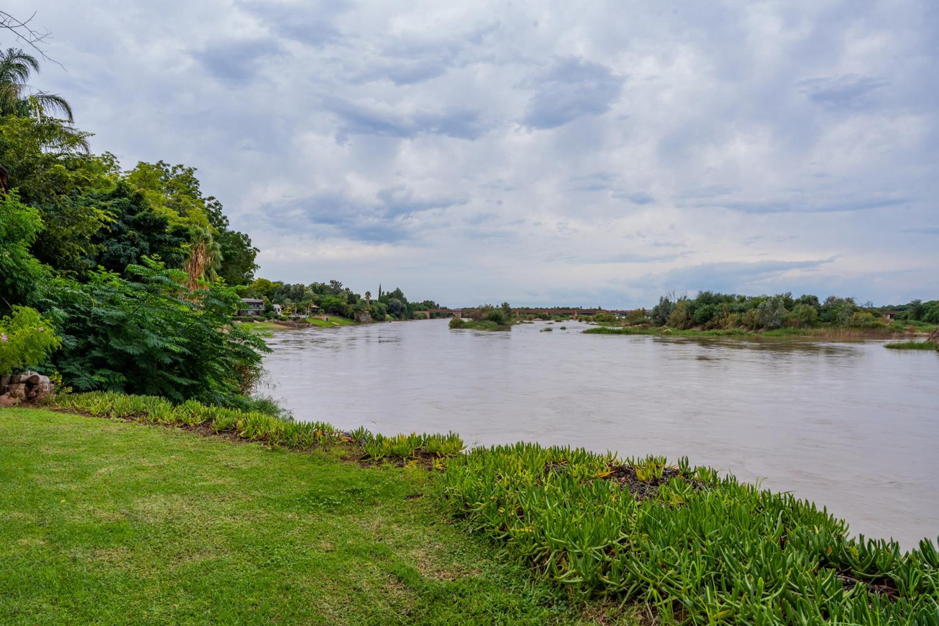 Riverbank Lodge