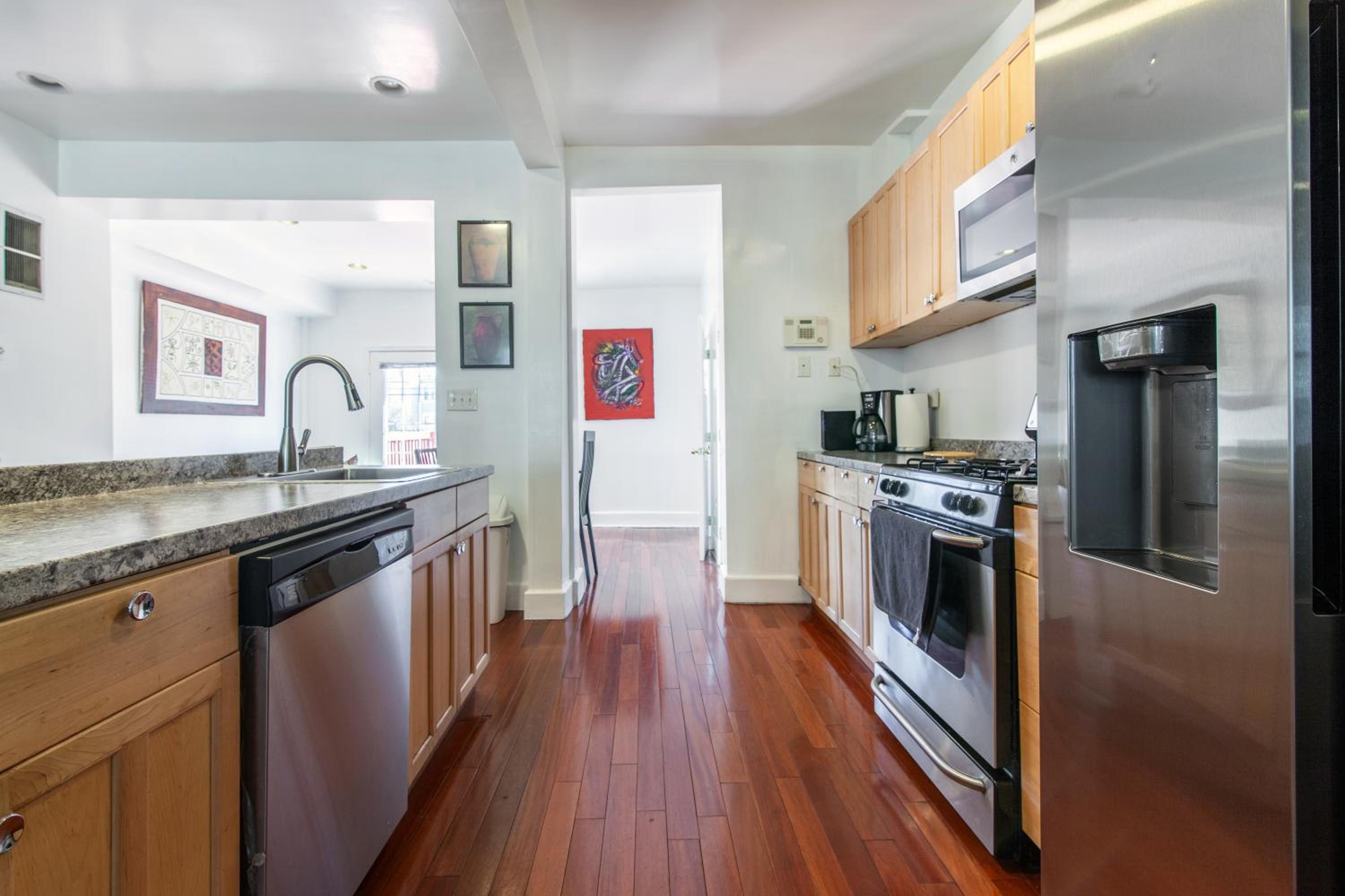 Spacious, Relaxing, 4 Bd 3.5 Ba Home In Petworth! photo 2