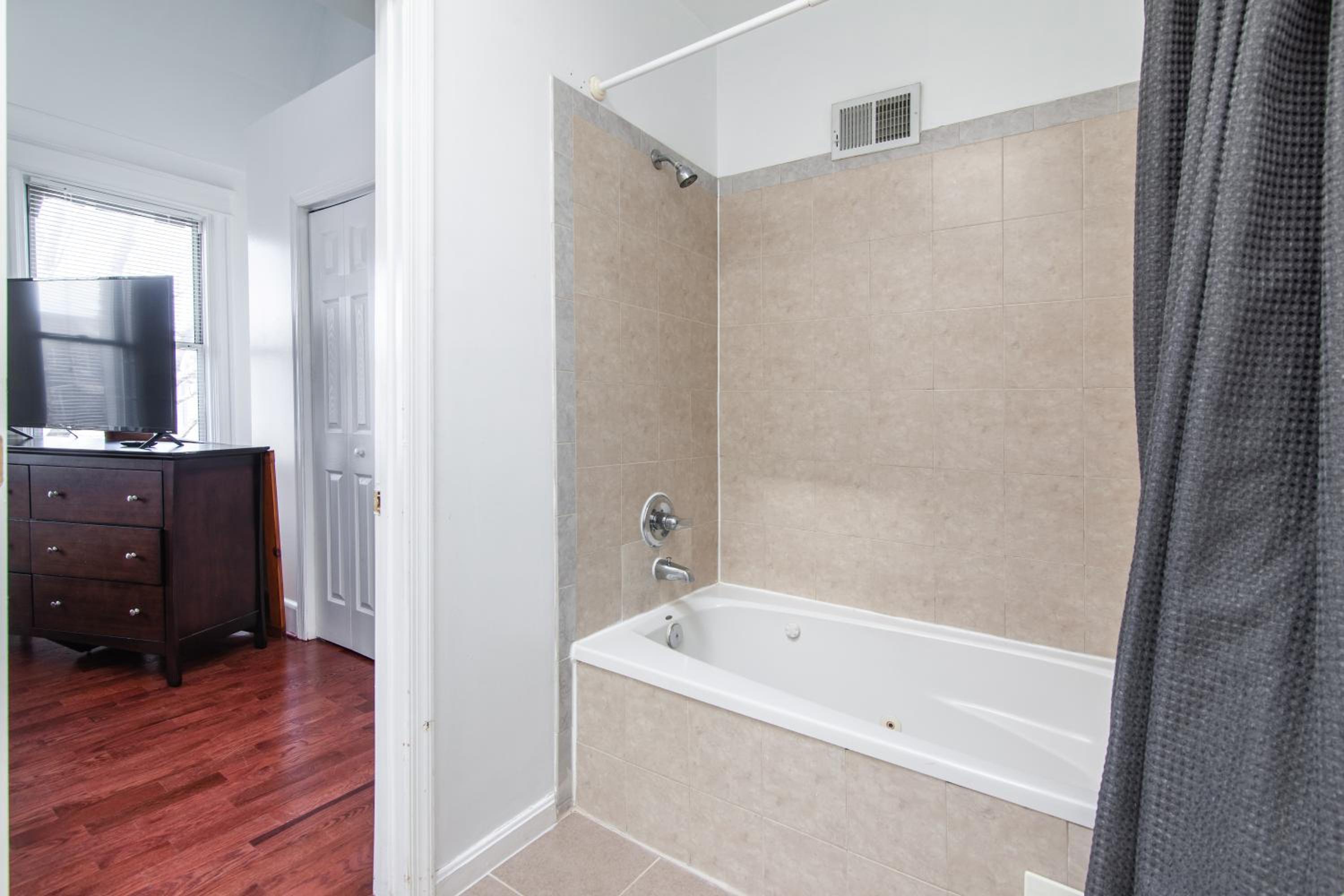Spacious, Relaxing, 4 Bd 3.5 Ba Home In Petworth! photo 5