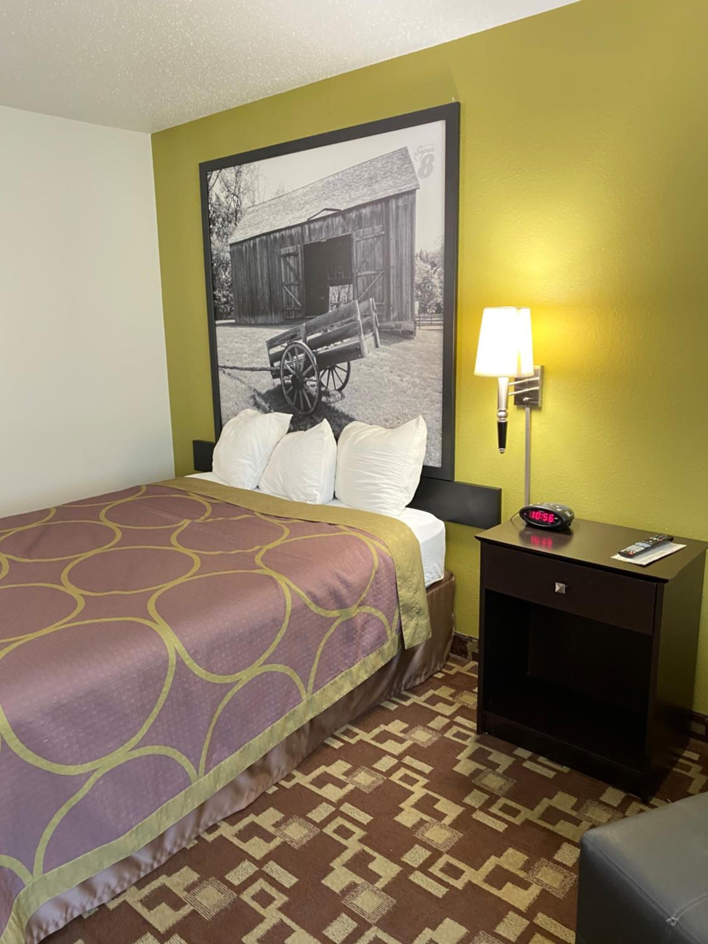 Super 8 by Wyndham Independence IA view 4