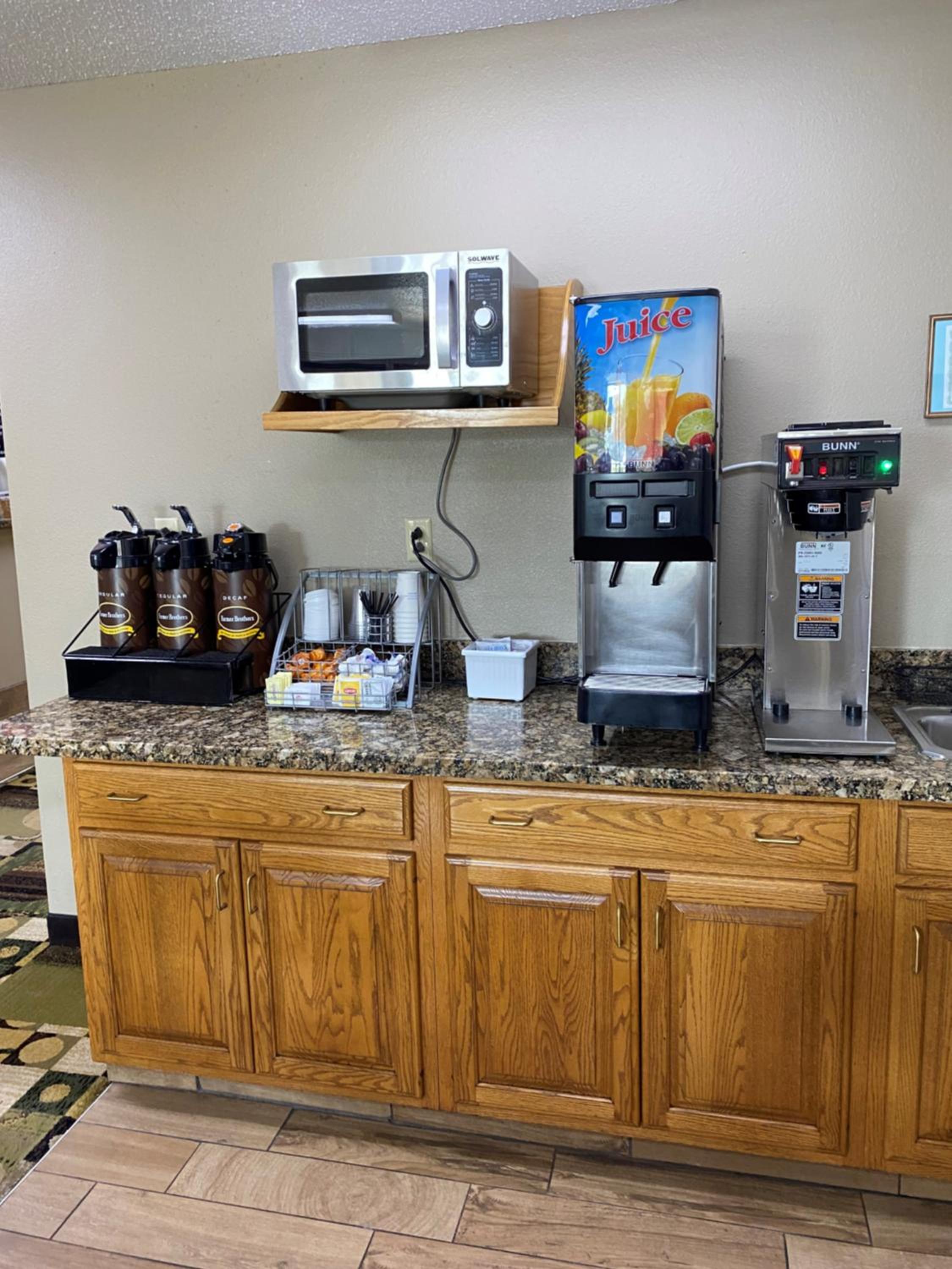 Super 8 by Wyndham Independence IA view 5