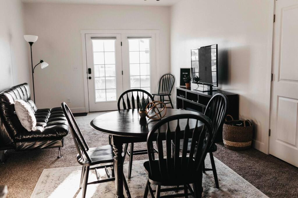 Logan Vacations - Beautiful New 3 BR 2BA Townhome No stairs - Property Image 5