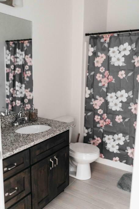 Logan Vacations - Beautiful New 3 BR 2BA Townhome No stairs - Property Image 9