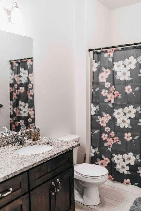Logan Vacations - Beautiful New 3 BR 2BA Townhome No stairs - Property Image 7