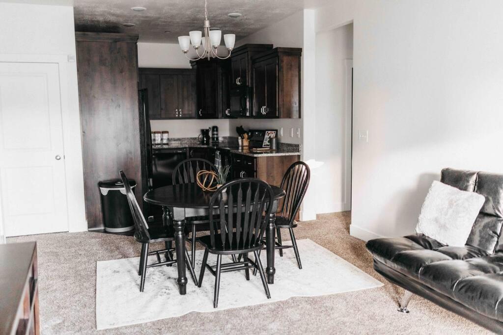 Logan Vacations - Beautiful New 3 BR 2BA Townhome No stairs - Property Image 4