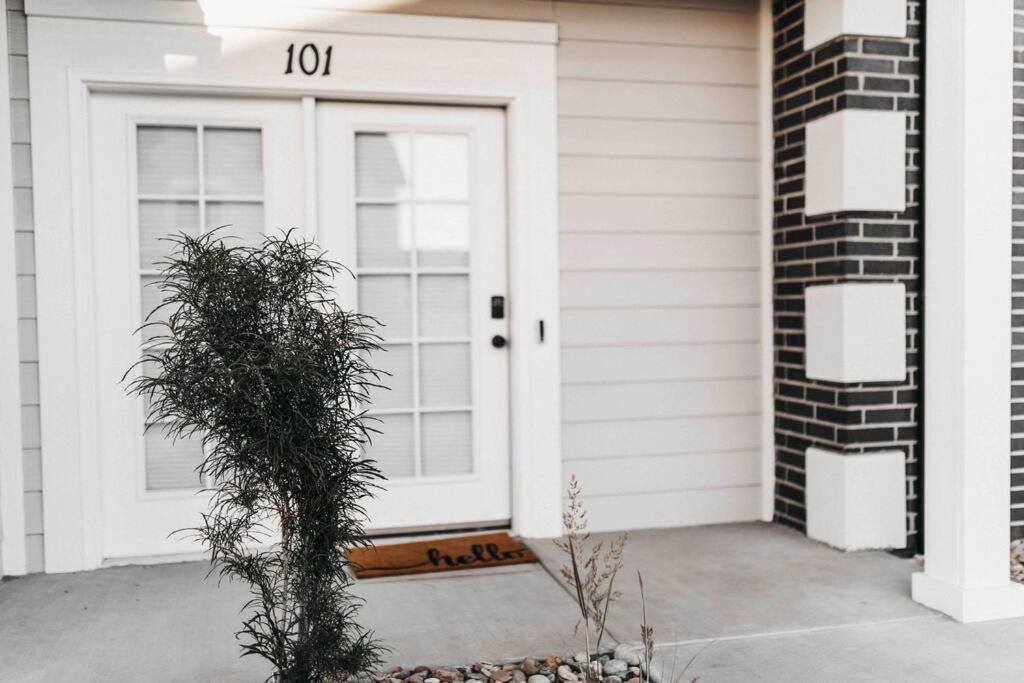 Logan Vacations - Beautiful New 3 BR 2BA Townhome No stairs - Property Image 2