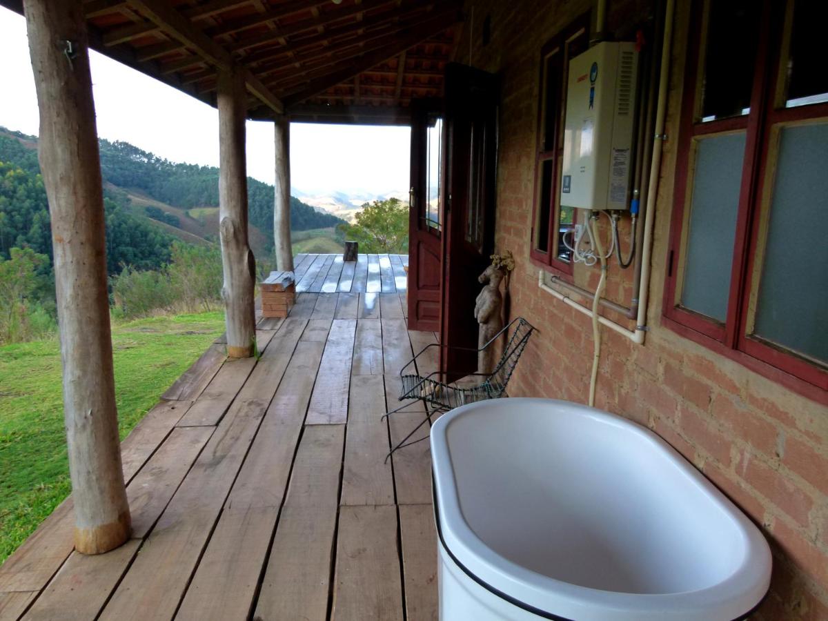 Casa ecológica na montanha com vista para o vale