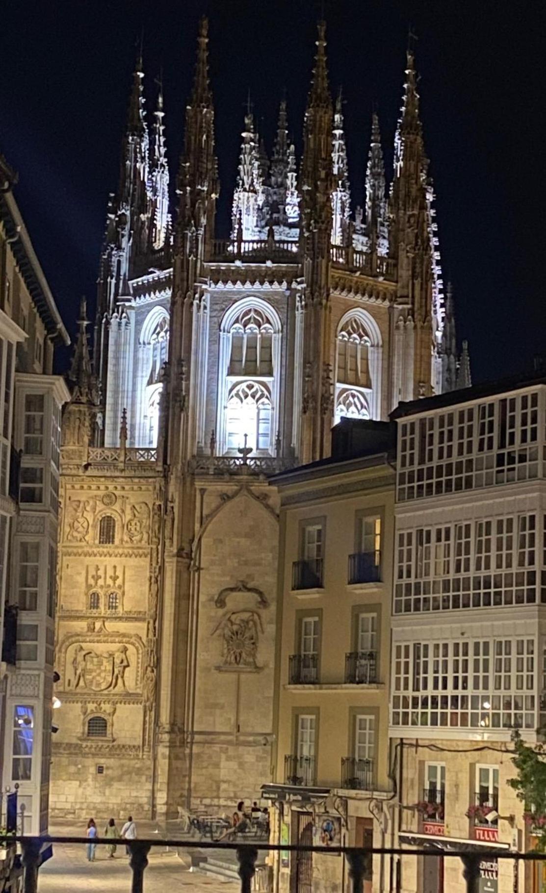 APARTAMENTOS LA FLORA BURGOS todos con aire acondicionado y ascensor