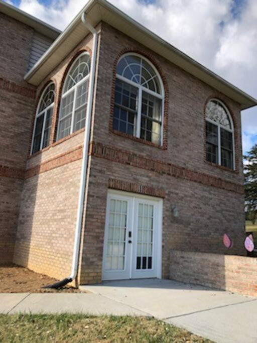 Hotel Spacious Unit with Mountain View - Image 1