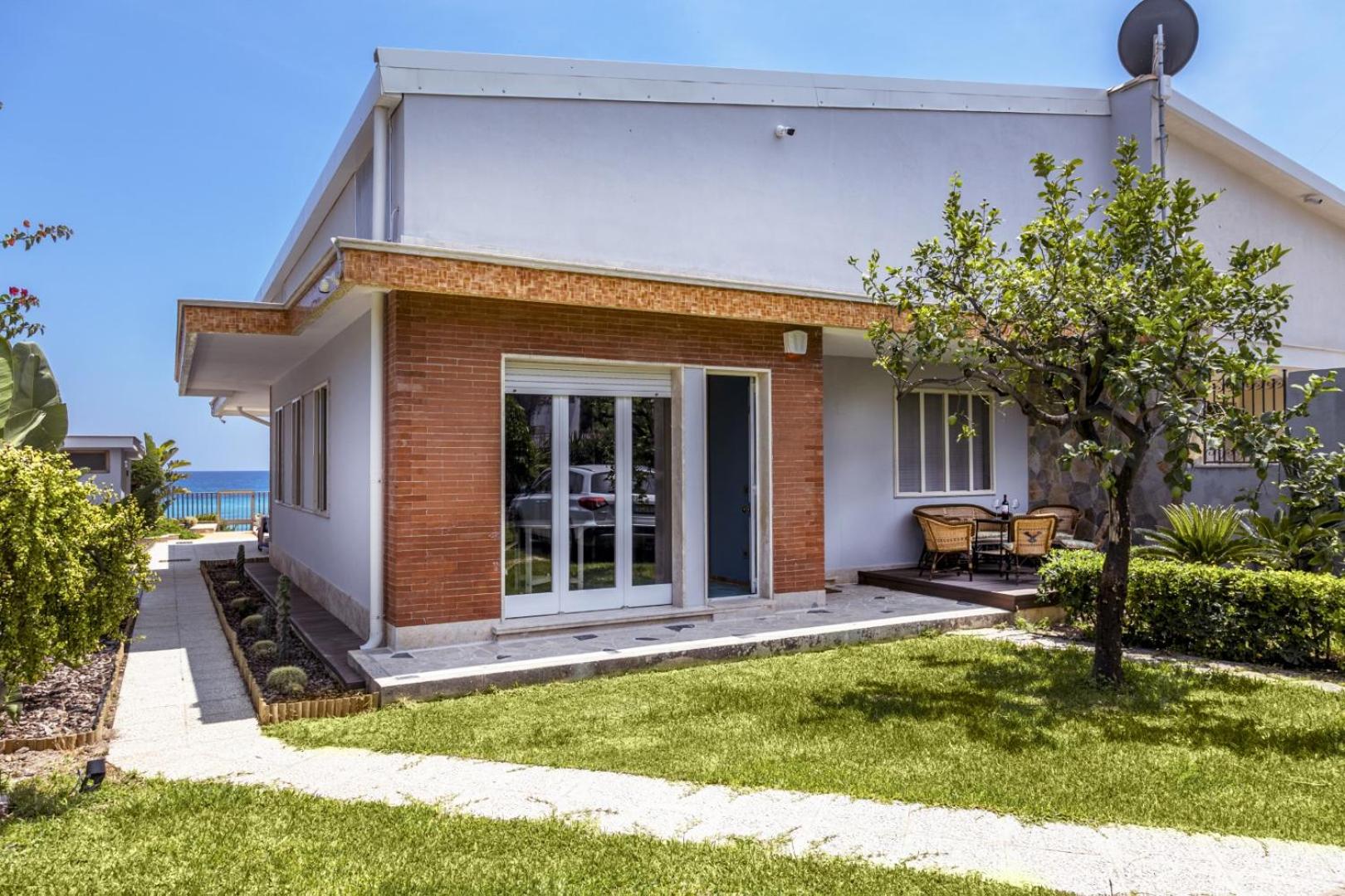 Villa Seahorse, Fontane Bianche, Siracusa, BEACHFRONT, great wifi, beautiful garden