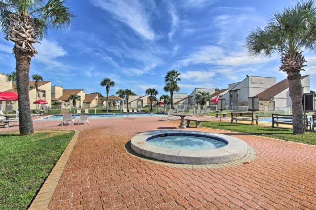 Cheerful 1-bedroom townhouse w/ pool and golf cart view 3