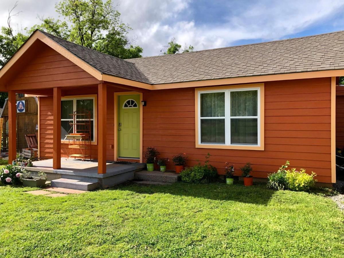 The Pumpkin Cottage sleeps 9+crib +grill/firepit view 2