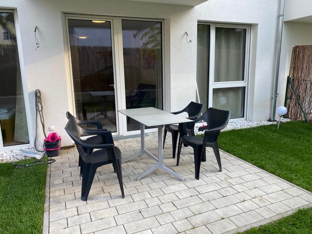 Modern apartment with garden near city center