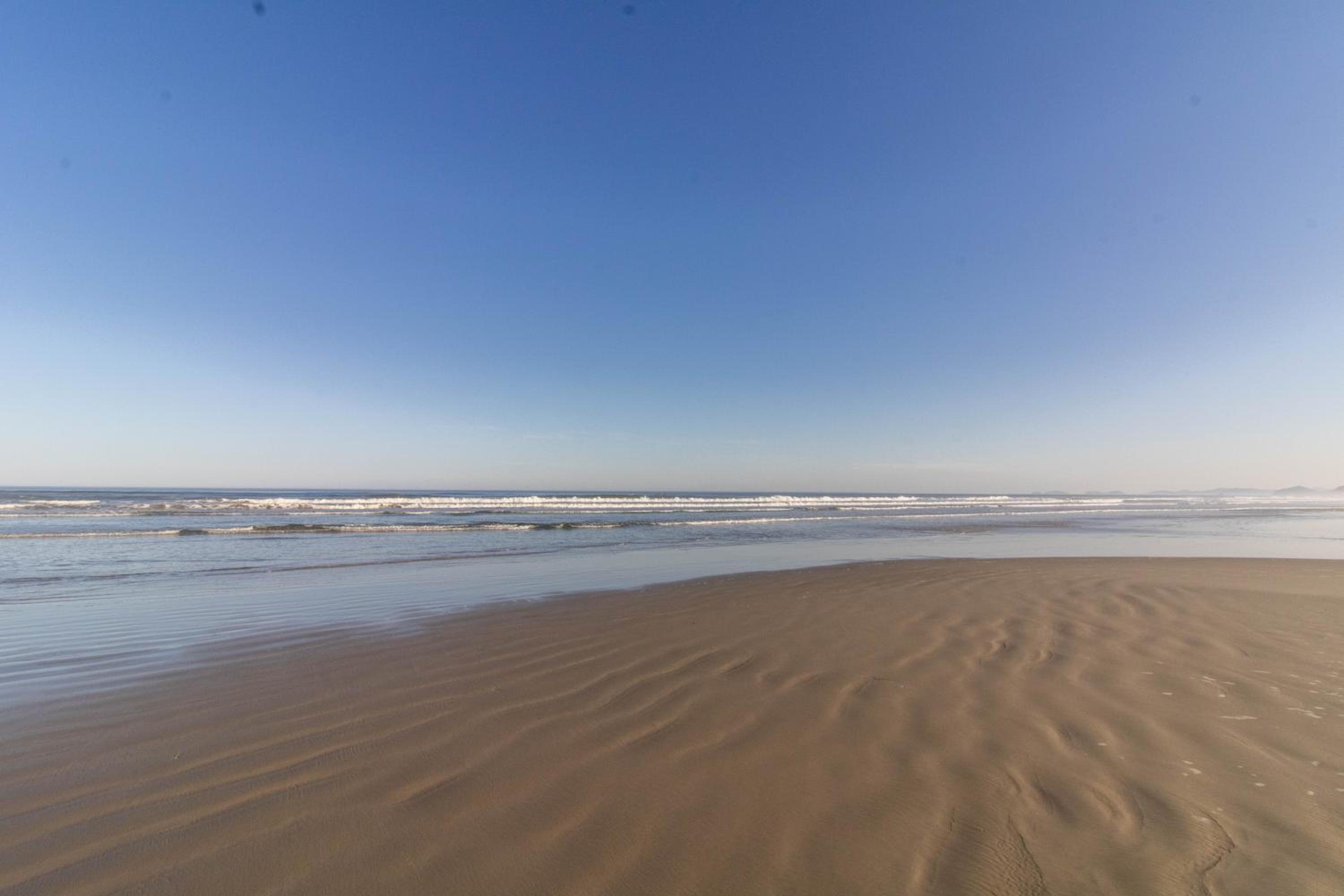 Linda Casa! Acesso privado praia Guaratuba(50mts)