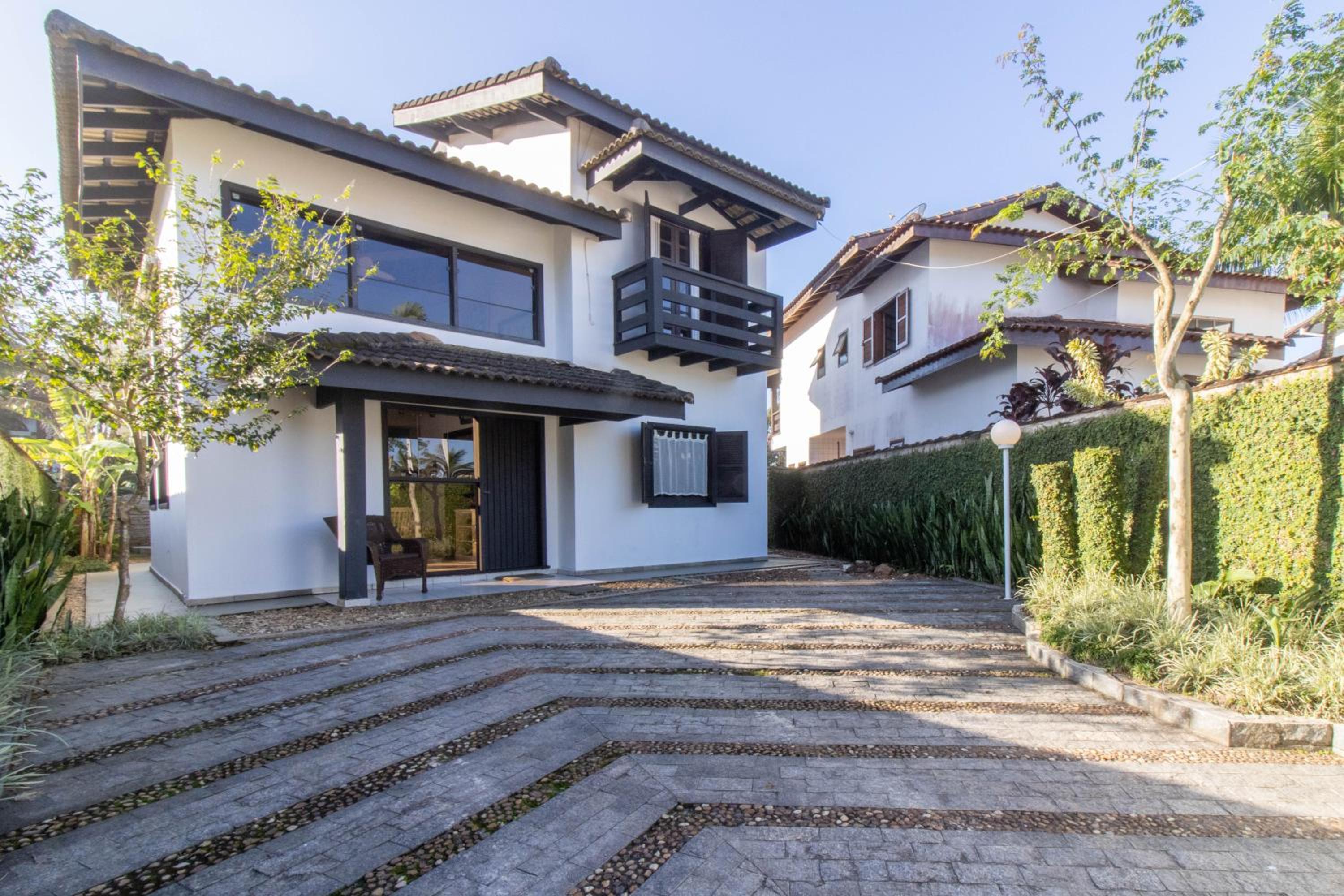Linda Casa! Acesso privado praia Guaratuba(50mts)