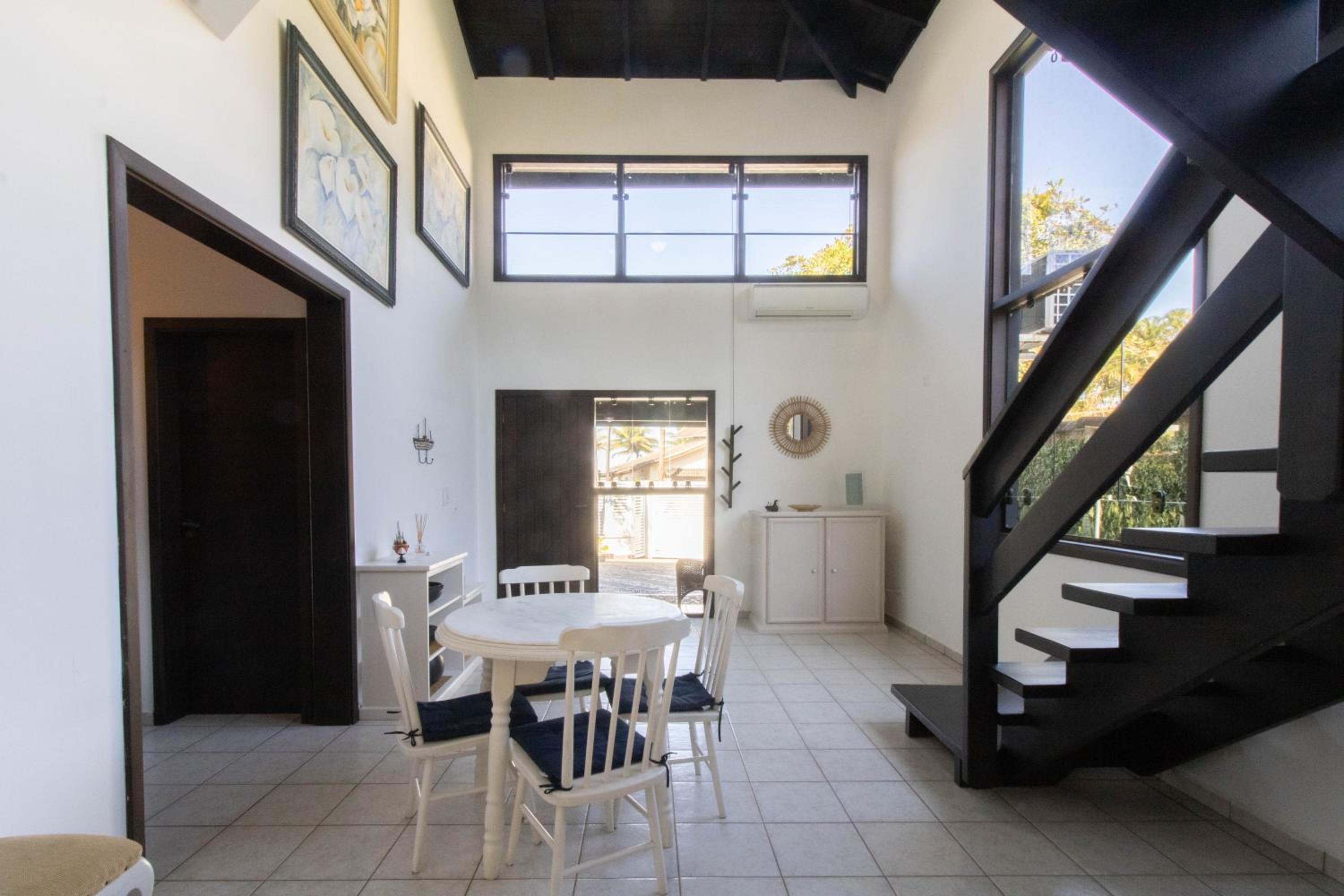 Linda Casa! Acesso privado praia Guaratuba(50mts)