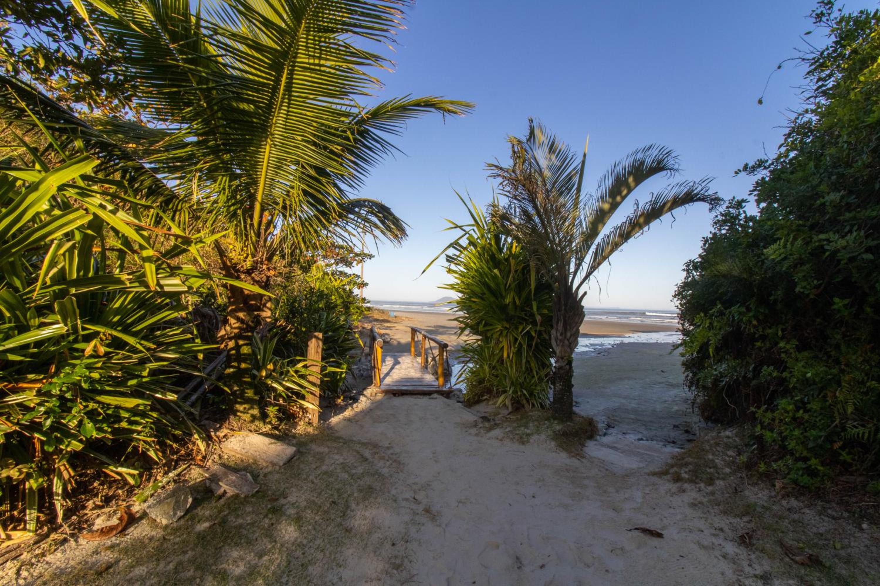 Linda Casa! Acesso privado praia Guaratuba(50mts)