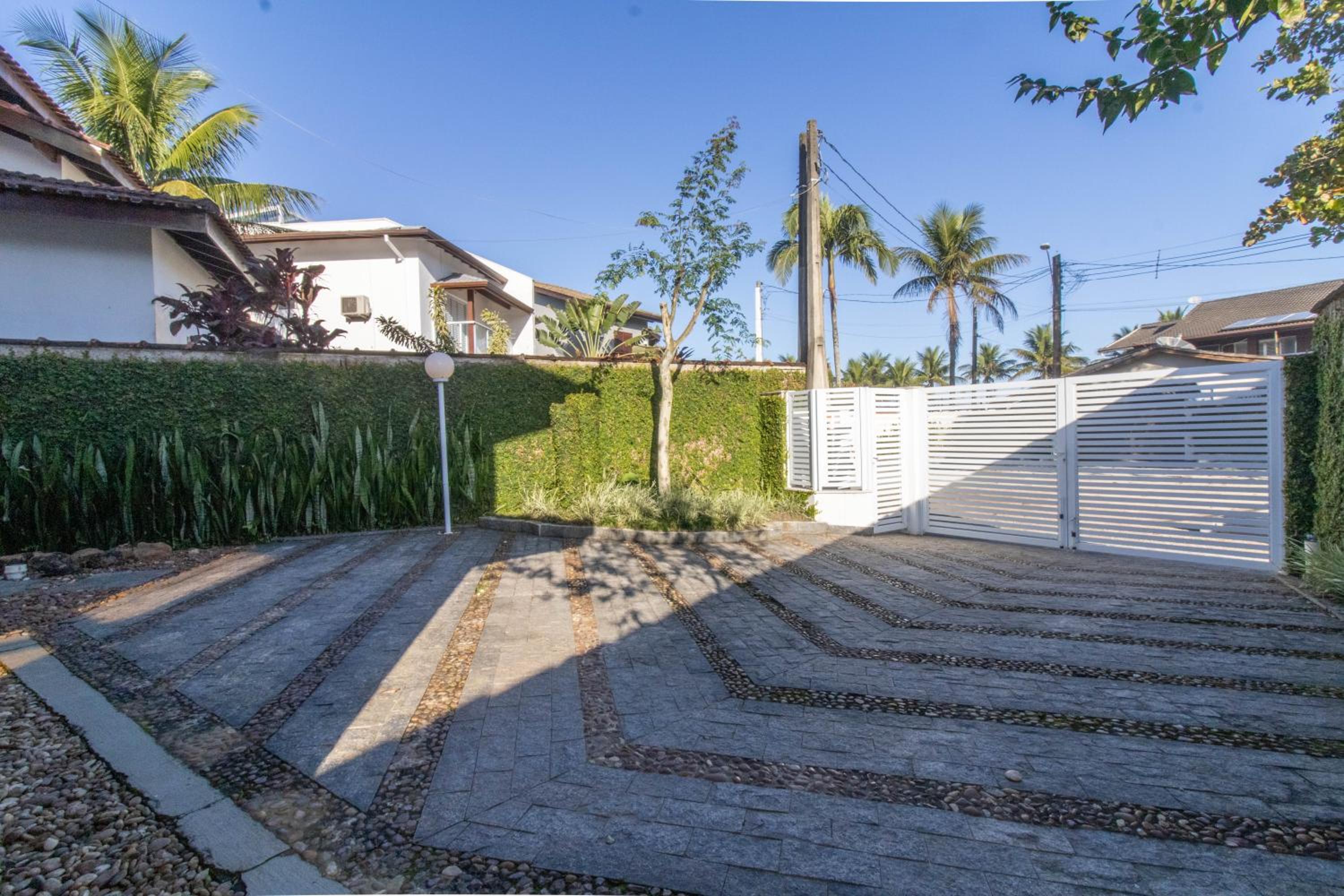 Linda Casa! Acesso privado praia Guaratuba(50mts)
