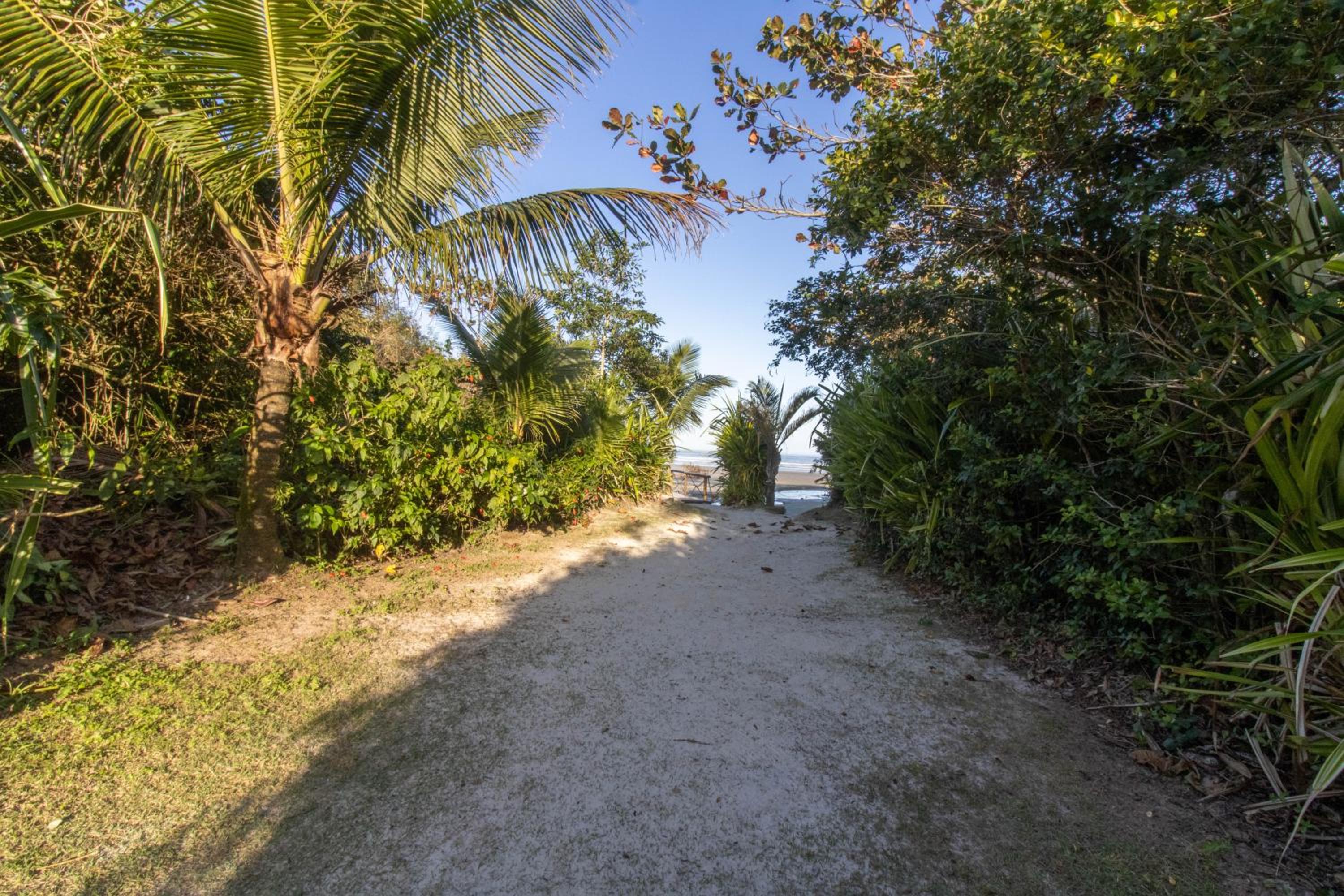 Linda Casa! Acesso privado praia Guaratuba(50mts)