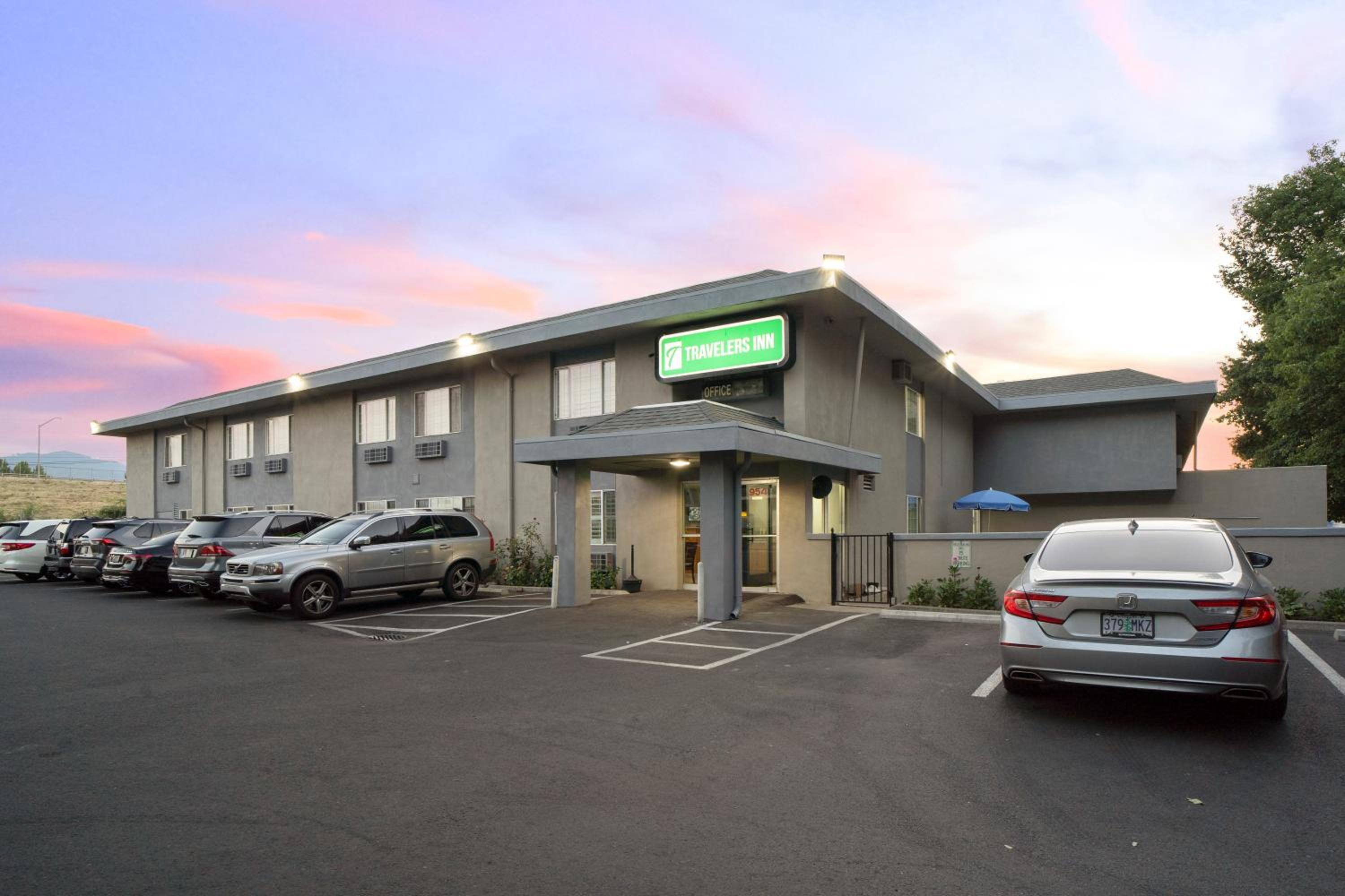 Medford Vacations - Travelers Inn Medford I-5 - Property Image 1