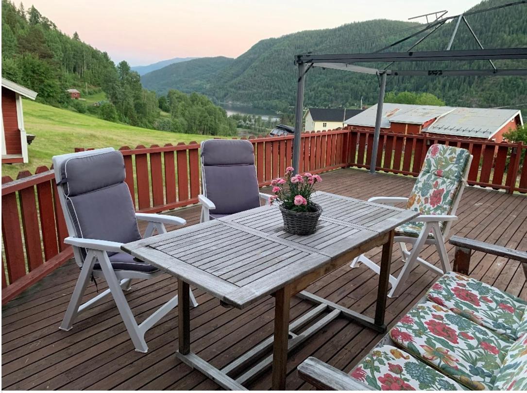 Feriehus med utsikt til fjord og fjell view 3