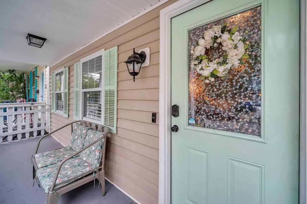 New Cheerful Renovated Home - 5 Min to Downtown! view 3