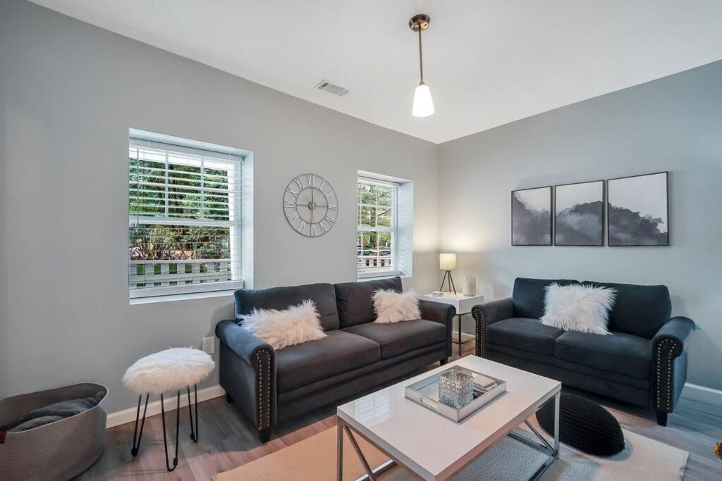 New Cheerful Renovated Home - 5 Min to Downtown! view 5