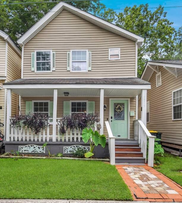 New Cheerful Renovated Home - 5 Min to Downtown! view 2