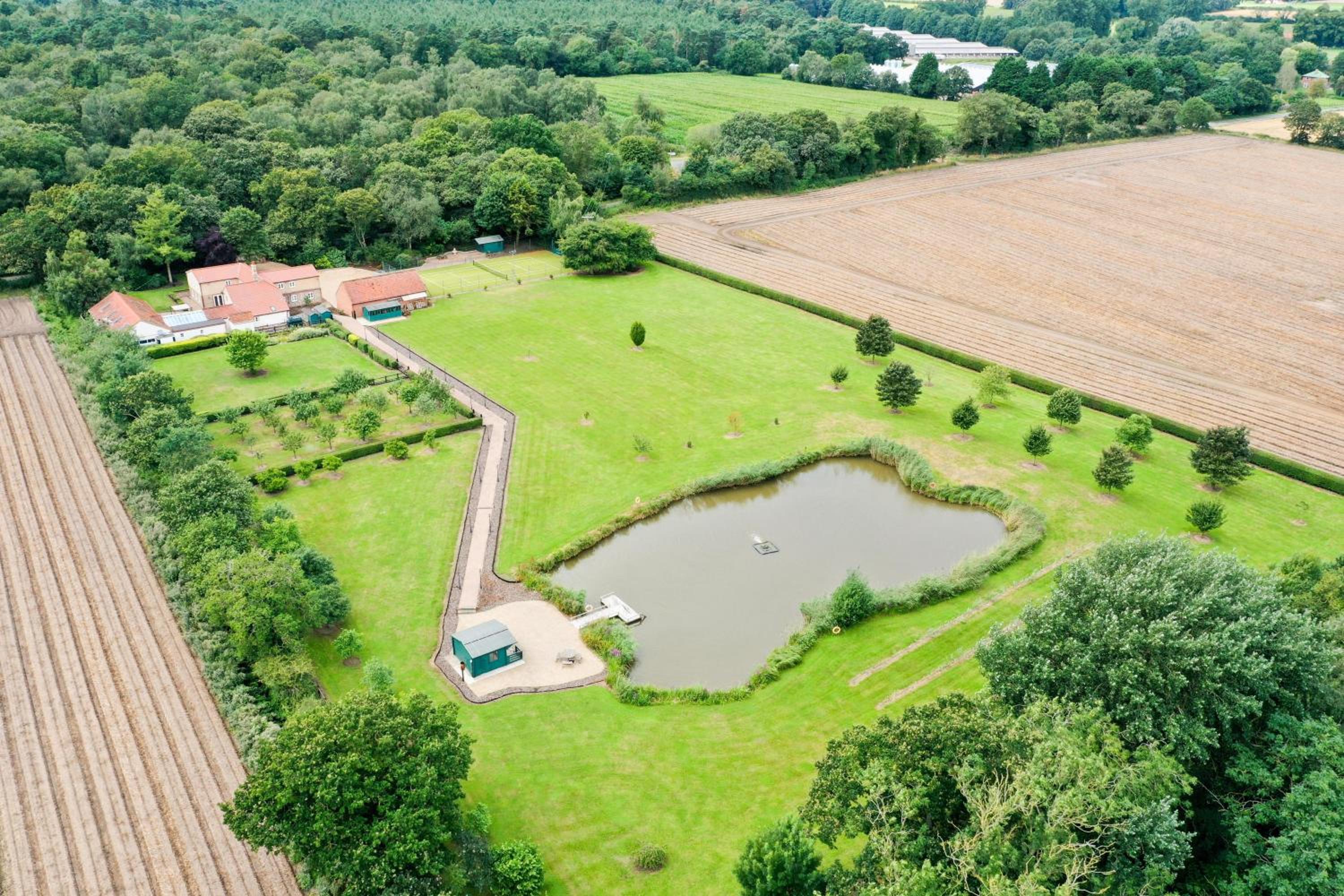 Cottage In Norfolk Sleeps 23 - Private Pool, Fishing Lake, Hot Tub Ref 99008Sc