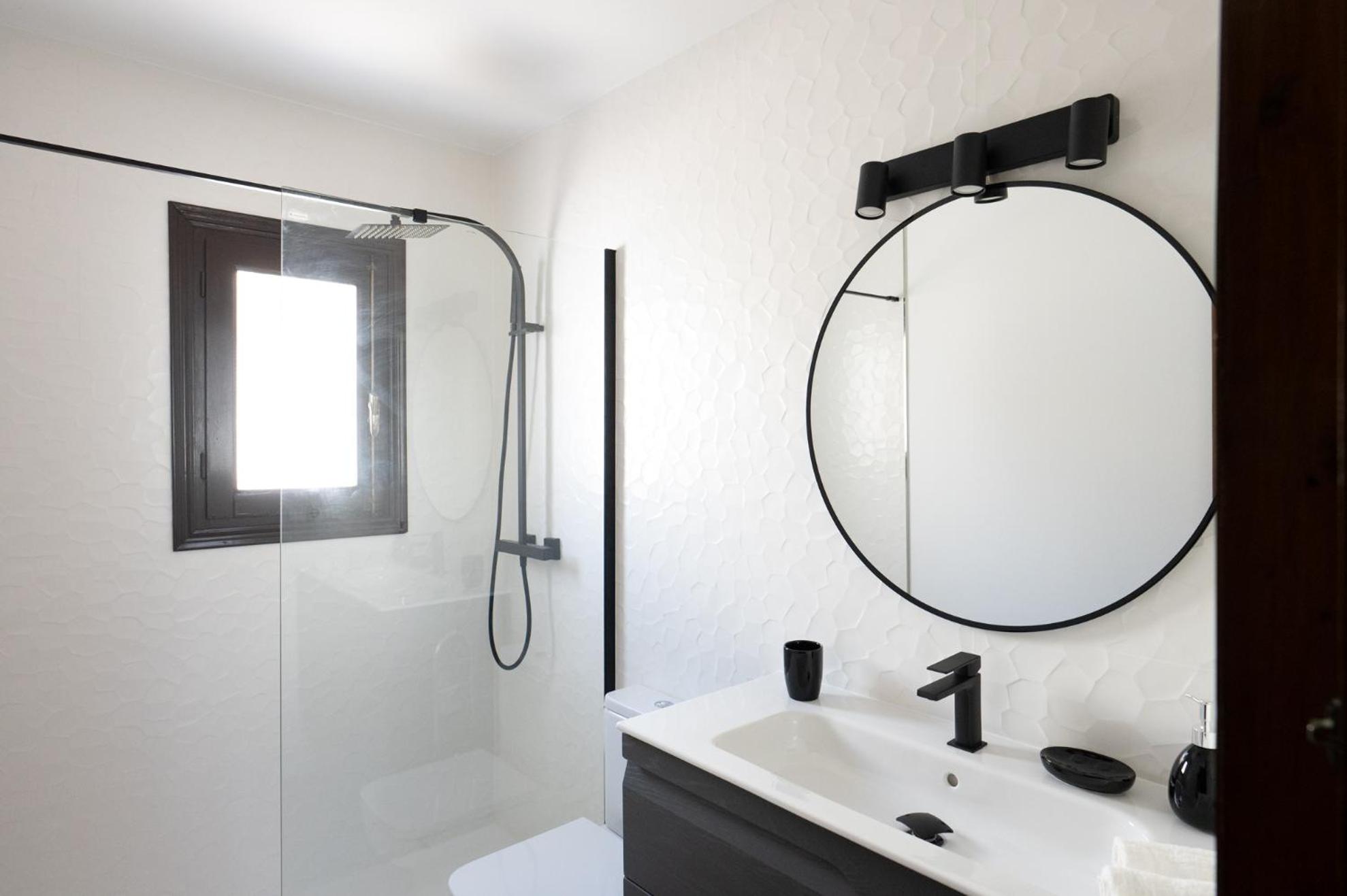 Lovely 1- bedroom rental with pool, close to the beach view 3