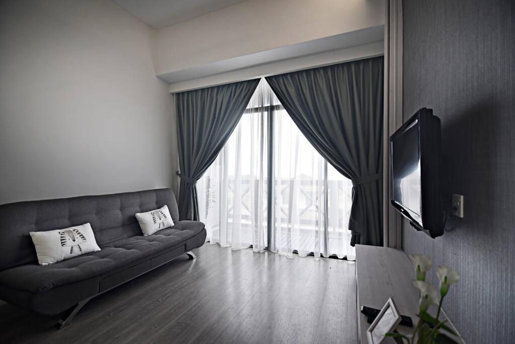Instay Costa Mahkota With Seaview photo 3