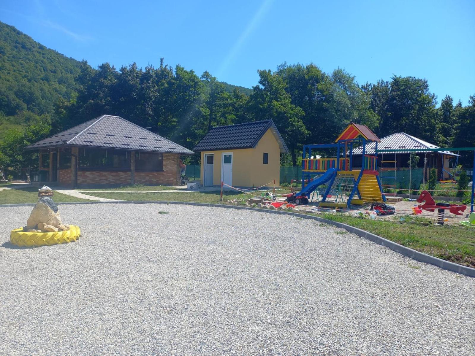 Vikendica, Bazen, Šedrvan, Rafting na Uni, Quad