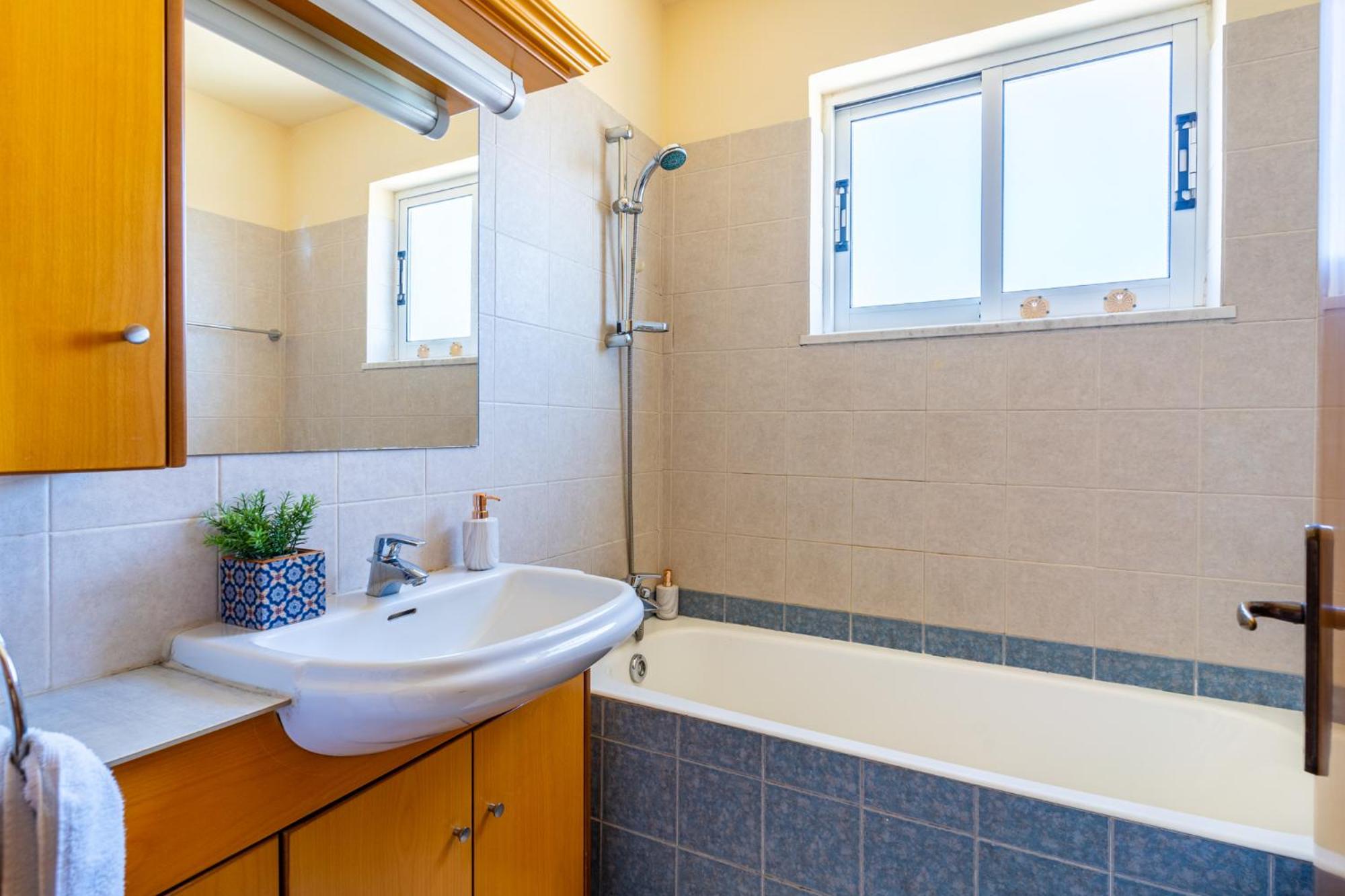 Blue Time 2-Bedroom Apartment in Larnaca