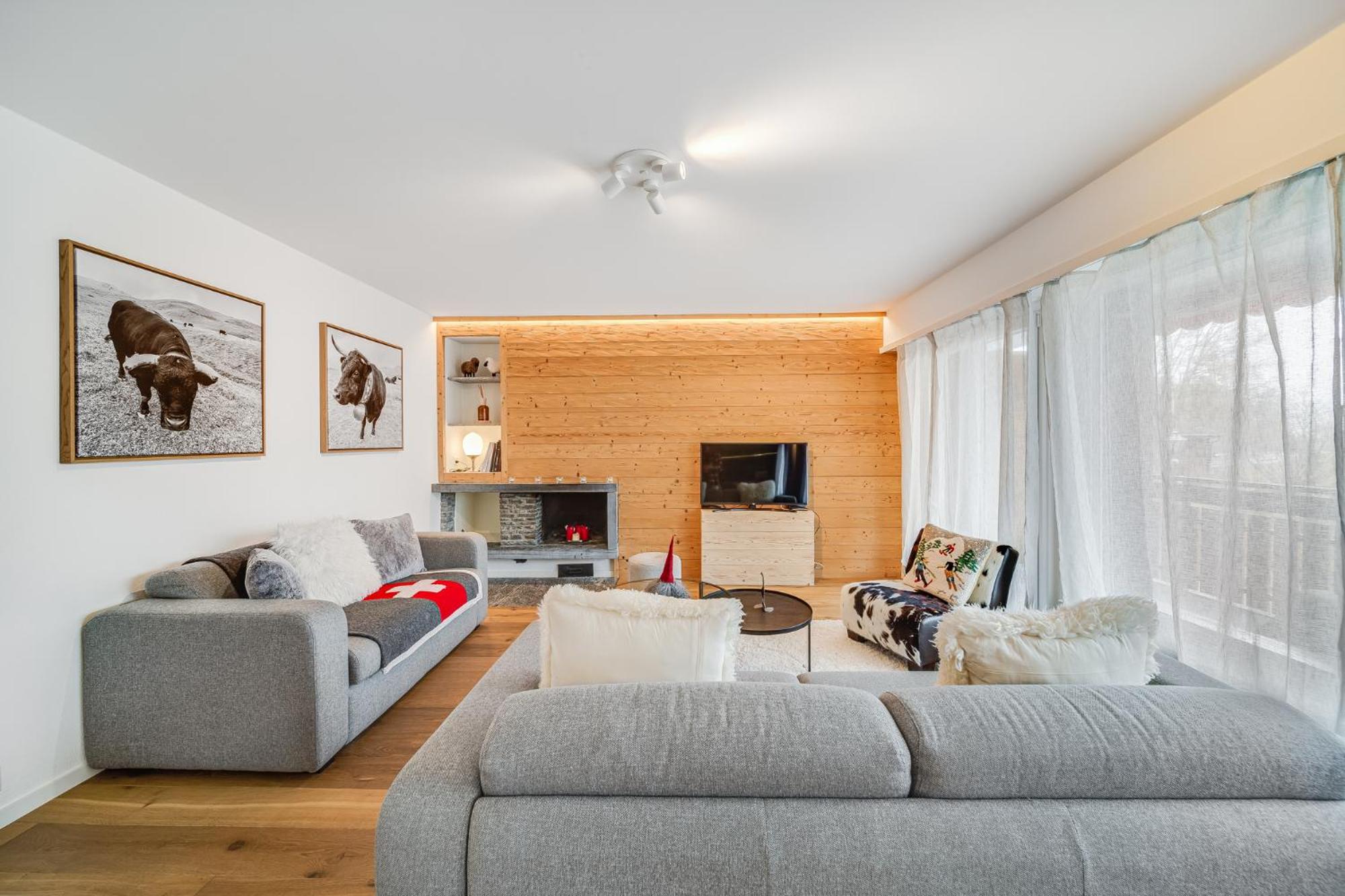 In the heart of Crans, fireplace and parking view 4
