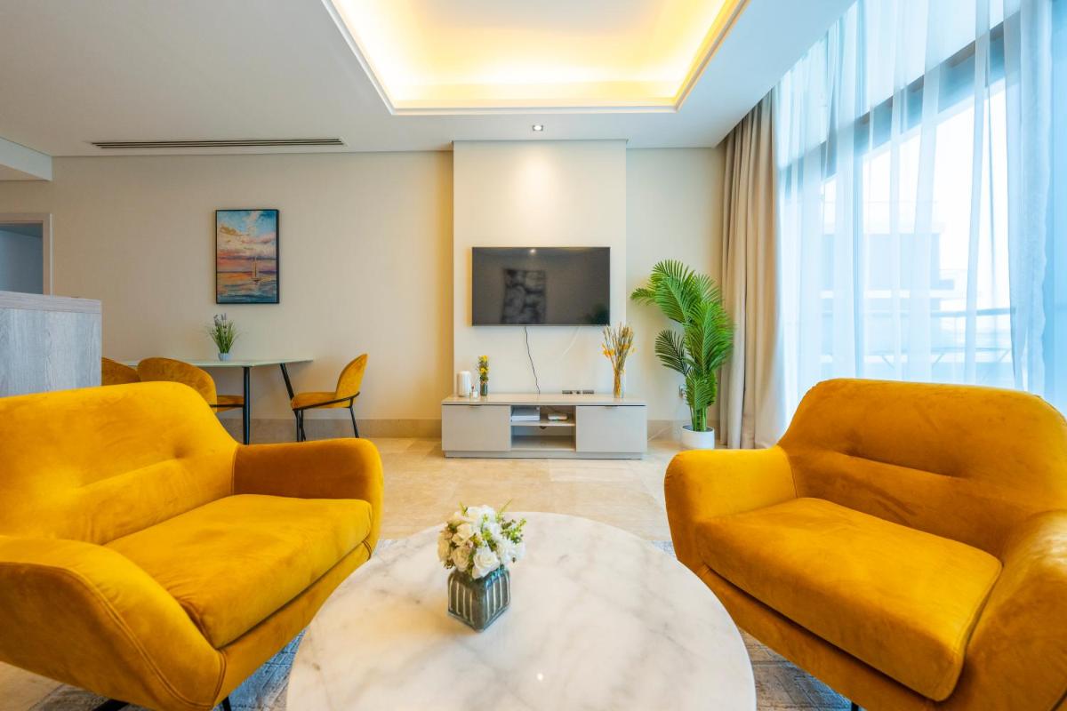 Spacious beachfront 2 bedroom apartment - The 8