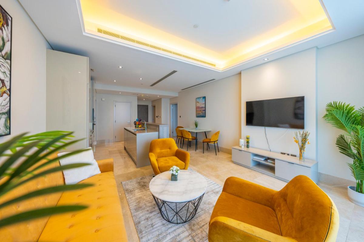 Spacious beachfront 2 bedroom apartment - The 8