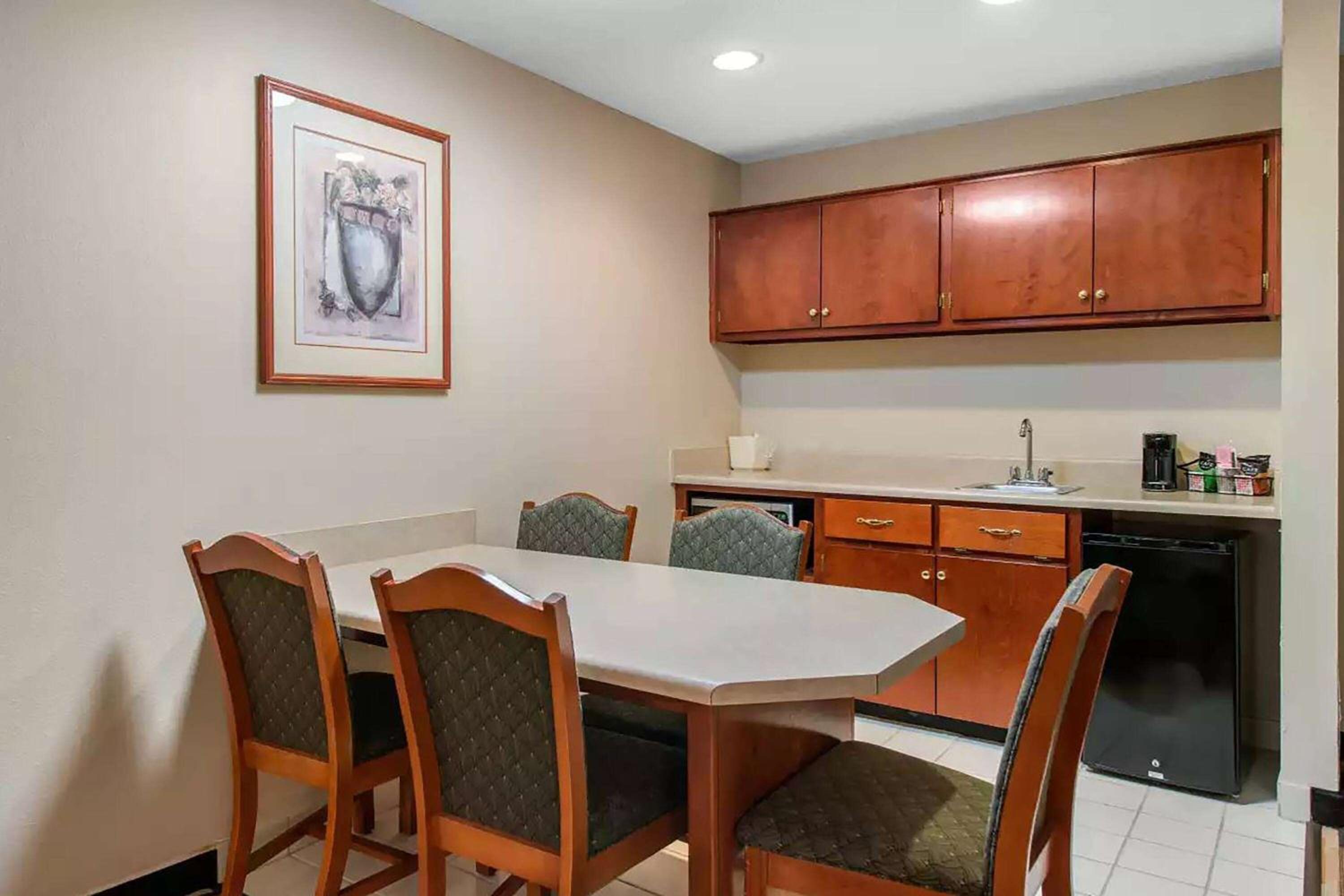 Port Wentworth Vacations - Baymont by Wyndham Port Wentworth - Property Image 2