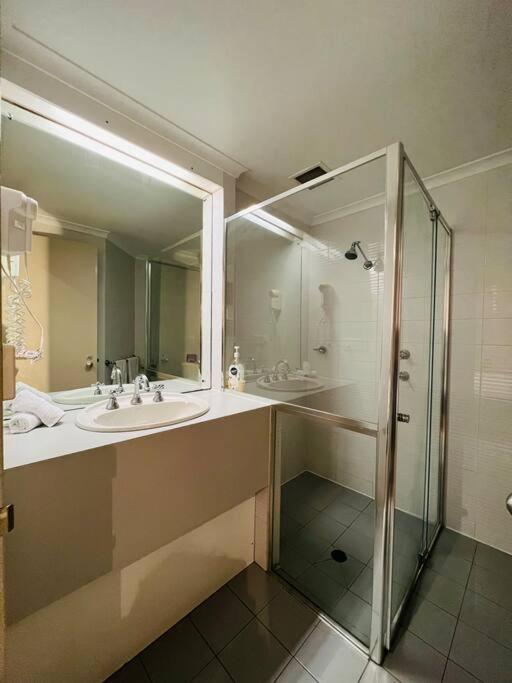 438/247 entire 1BR exHotel Room in the heart of city view 2