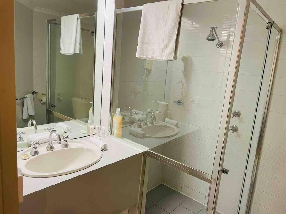438/247 entire 1BR exHotel Room in the heart of city view 3