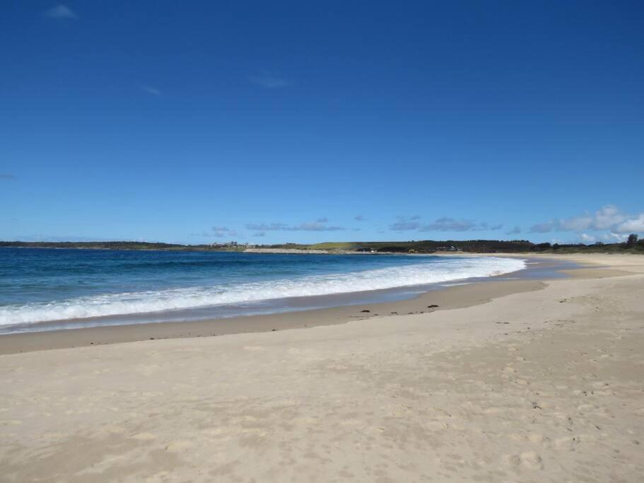Coastal Vibes - Walk to beach, Marina, Cafes and Pubs
