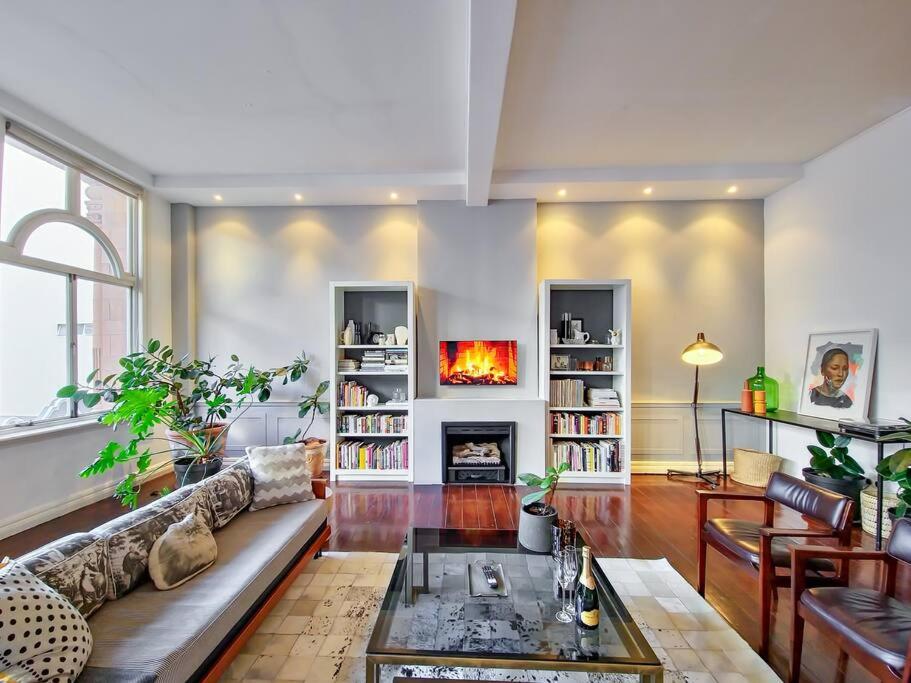 Experience City Living with a Manhattan Twist view 4
