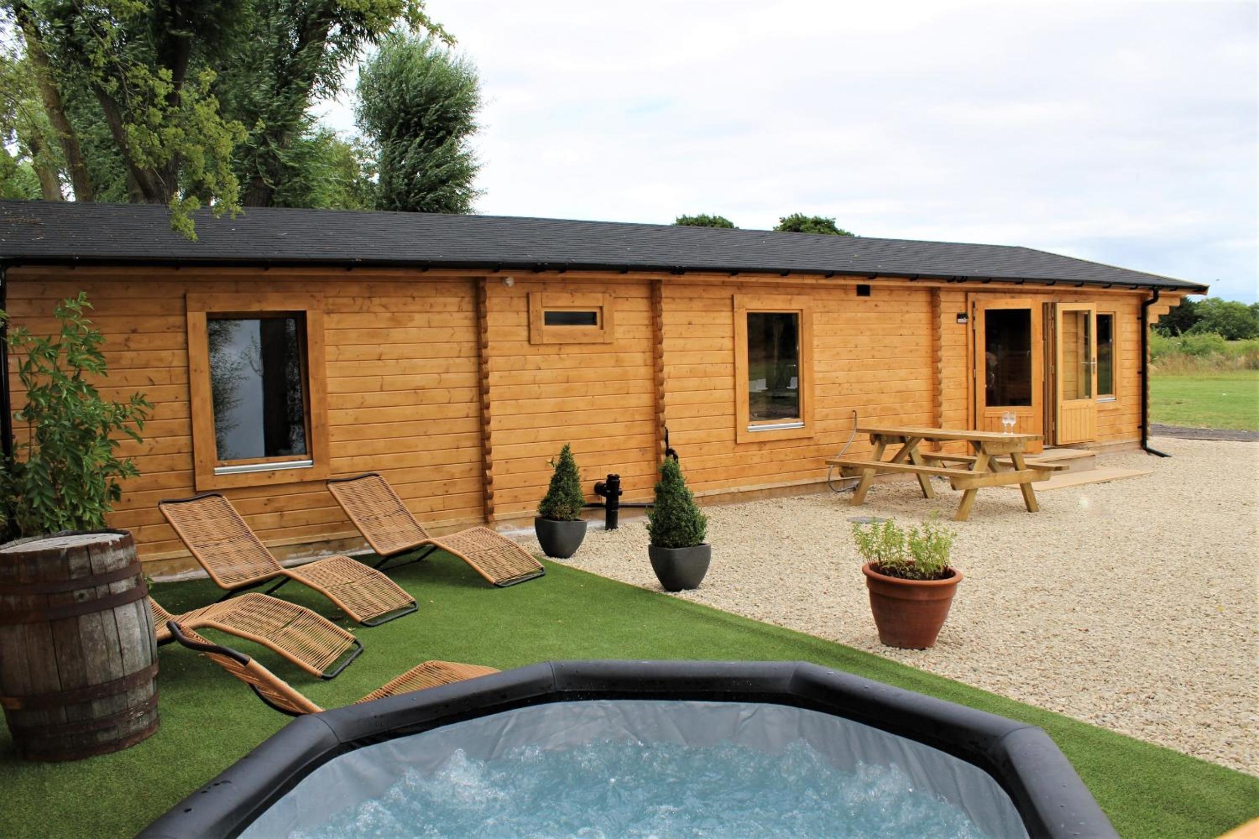 Stunning 5-Bed Cabin in Ashton Under Hill view 4